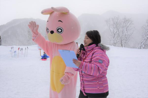 桃色ウサヒが手をあげている写真