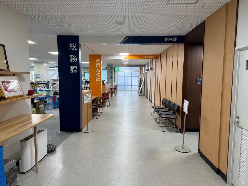 開発センター側から役場庁舎2階を見た風景