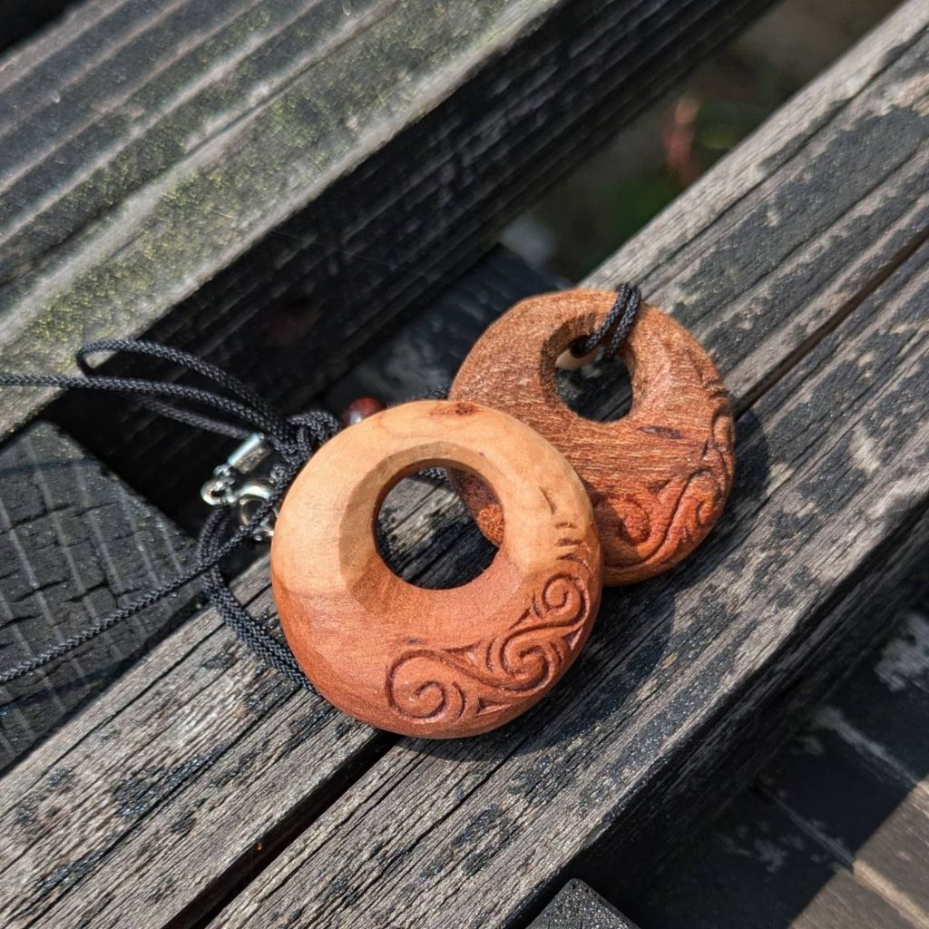 りんごとケヤキの木を使ったアクセサリー
