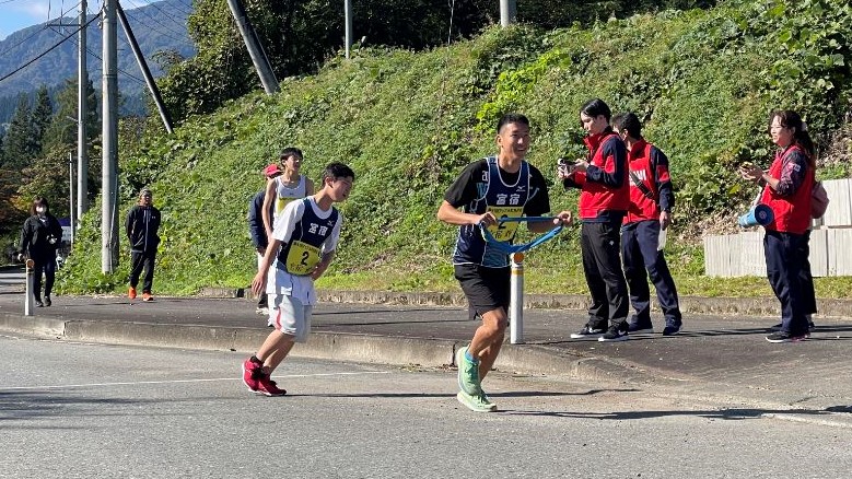 次々とタスキを受け取る選手たち