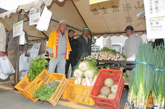 町民体育館脇の駐車場で野菜を販売する様子の写真