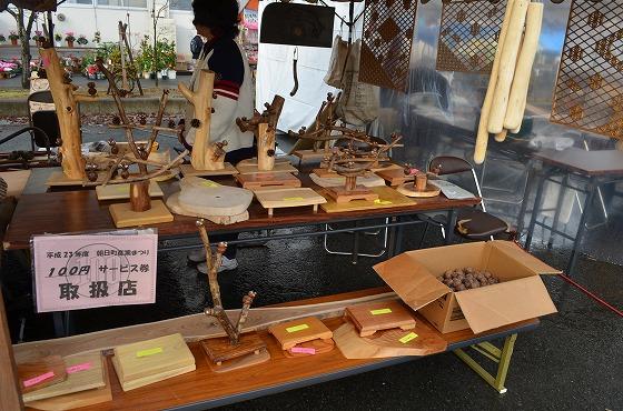 「高齢者生産活動センター」の木工品などを販売する様子の写真