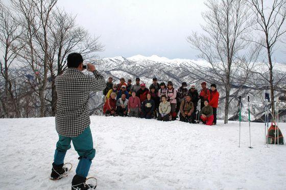 記念写真を撮っている様子の写真