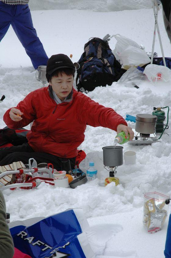 昼食の準備をしている様子の写真