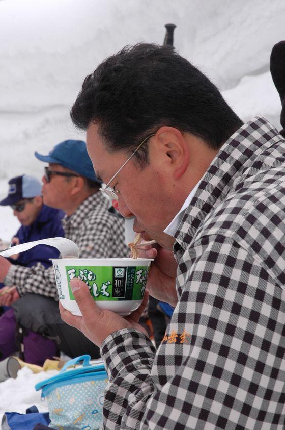 カップ麺を食べている写真