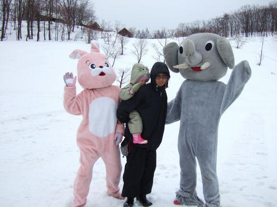 親子と記念撮影したウサヒとぞうさんの写真
