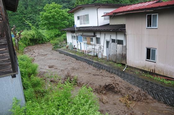 民家付近の川の様子の写真
