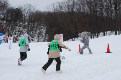 雪上サッカーで三角コーンで作られたゴールの前の写真