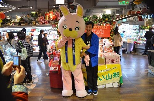 現地スタッフとウサヒの記念撮影の写真