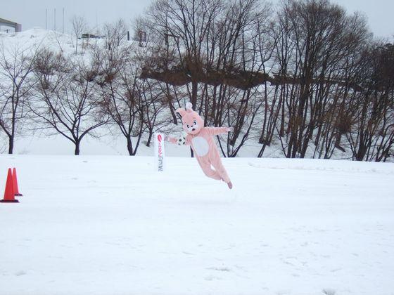 ヘディングシュートをするウサヒの写真