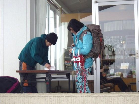 参加登録をしている様子の写真