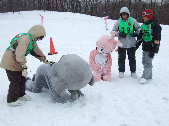 敗北してうなだれるウサヒチームの写真