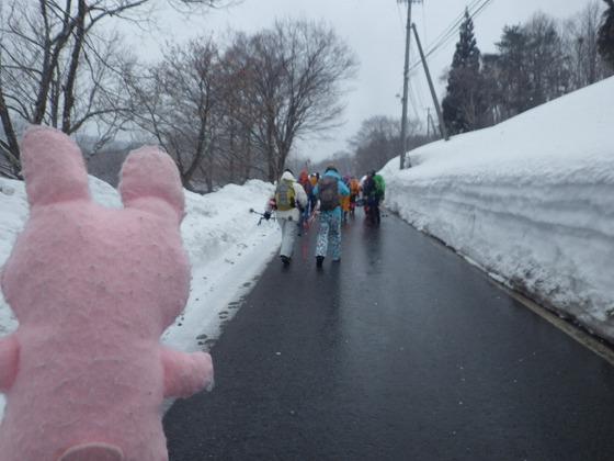 参加者一同を見送るウサヒの写真