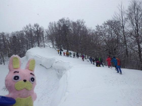 大雪渓を進む参加者一同の写真