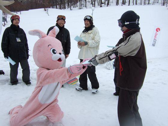 勝利者チームへプレゼントを渡すウサヒの写真