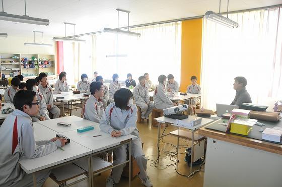 話を真剣に聞いている様子の写真