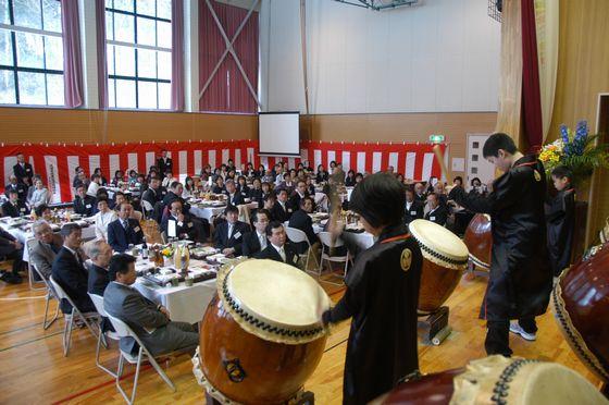 浮島大鼓の演奏を聞いている参列者の写真