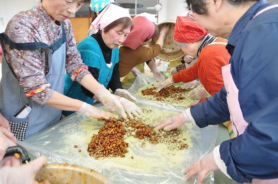 きな粉を豆にまぶす様子の写真