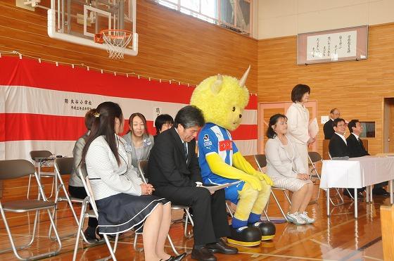 ちゃっかり教員席に座るディーオの写真