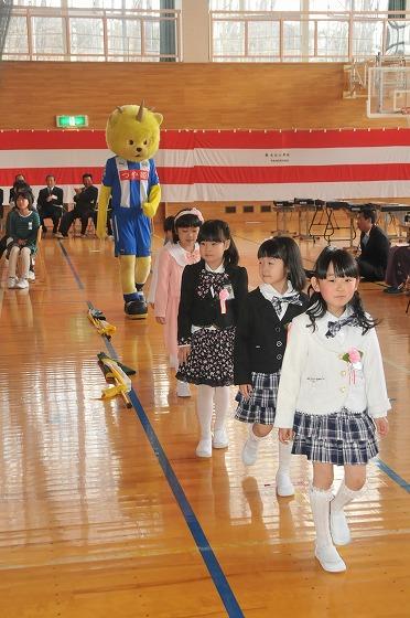 新入生とともに退場するディーオの写真
