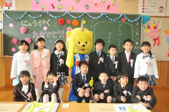 教室で記念写真を撮るディーオと新一年生の写真