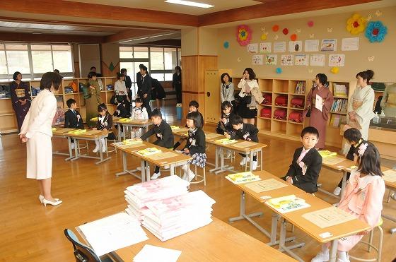 先生の話を聞く新一年生の写真