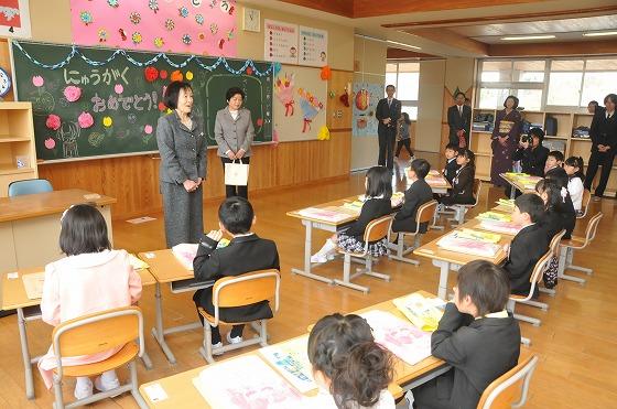 食生活改善推進員の白田百合子氏が新一年生にあいさつする様子の写真