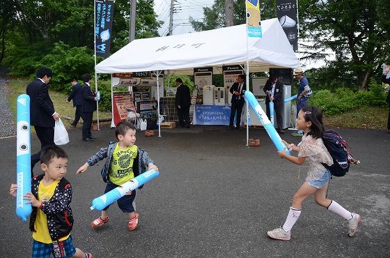 遊んでいる子供たちの写真