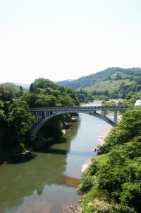五百川峡谷に架かる旧明鏡橋の写真