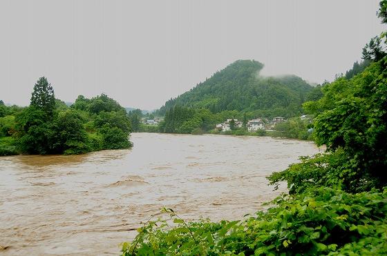 川通地区の最上川の写真1