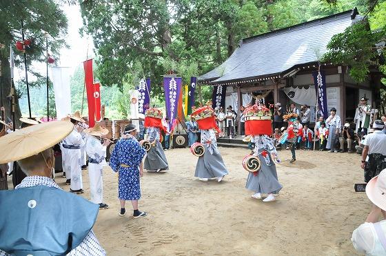 獅子踊りの奉納の様子の写真2