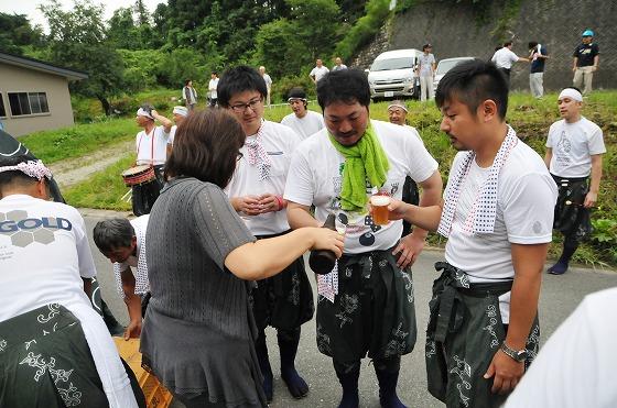 飲み物でのどを潤す人たちの写真