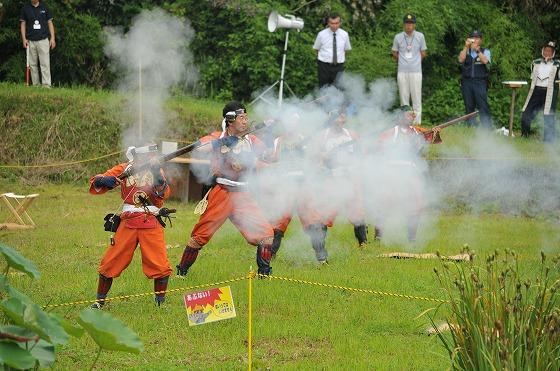火縄銃の砲術を演舞する様子の写真2