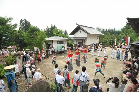 若宮寺での獅子踊りと大獅子振り、奴振りを披露する様子の写真