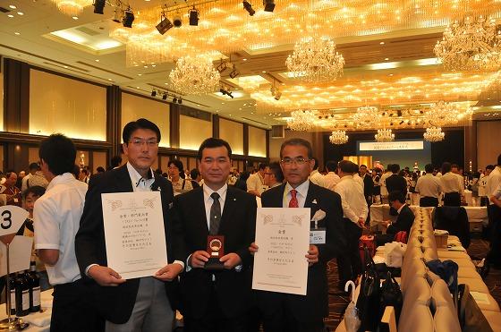 鈴木町長と白田総務部長と近衛営業部長の記念写真