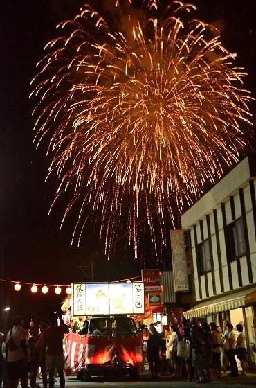 大谷風神祭で花火が打ち上がっている様子の写真