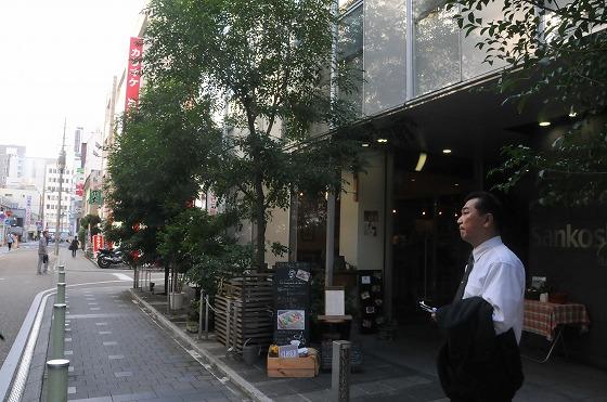お店の開店を待っている様子の写真