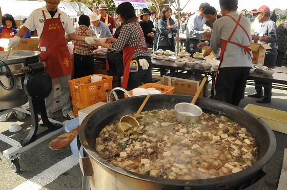 とってもおいしそうな湯気を上げている大きな鍋で作られるいも煮の写真