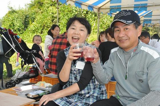 ワインを乾杯したくさんの笑顔に包まれている会場の様子の写真
