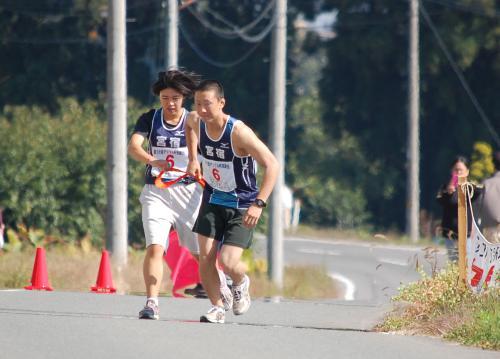 6区~7区でタスキリレーする選手たちの写真