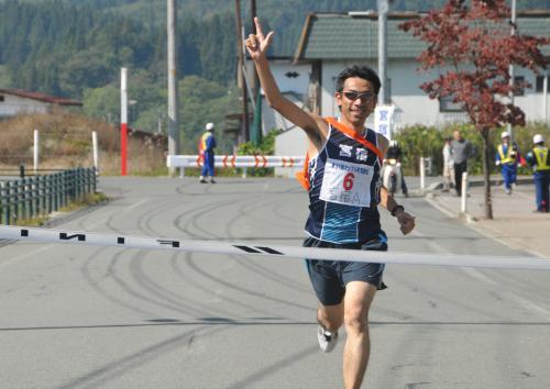 「宮宿A」のアンカー長岡輝喜選手が終点でゴールしようとしている写真