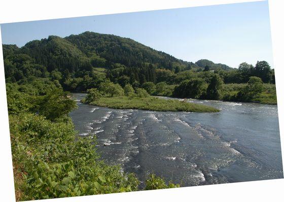 川の浅瀬の写真