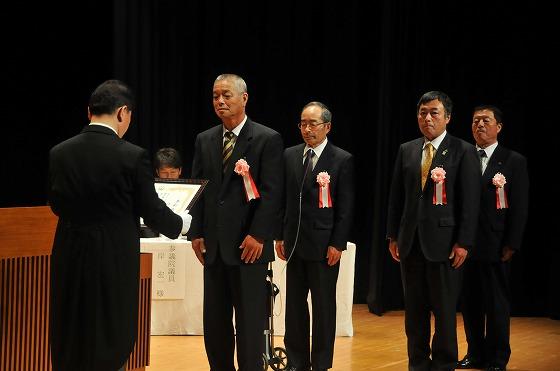 農業や教育関連で多大な貢献のあった6人に表彰状が贈られる様子の写真
