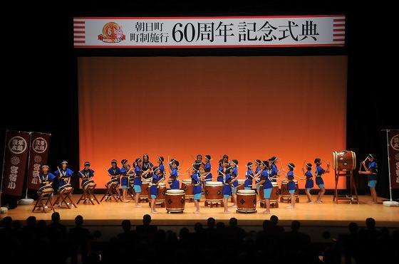 宮宿小学校5、6年生による豊年太鼓の写真