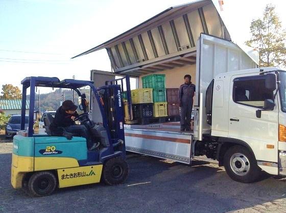 トラック、機材積み込み