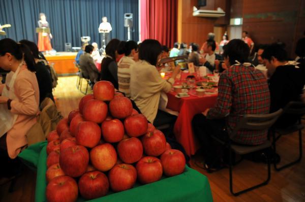 会場中央の「りんごタワー」の写真