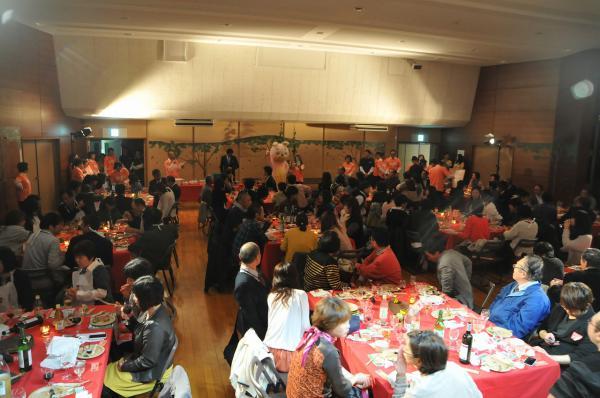 抽選会で盛り上がる会場の写真