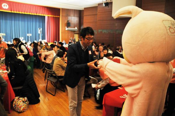 桃色ウサヒが登場し、抽選会を実施している様子の写真