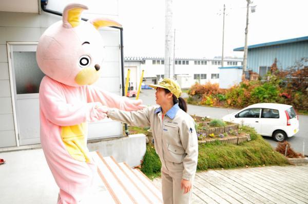 写真と楽しく話すウサヒの写真