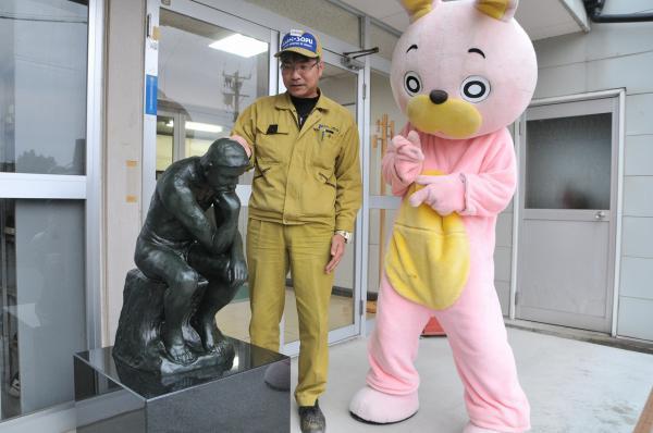 阿部補佐と話すウサヒの写真